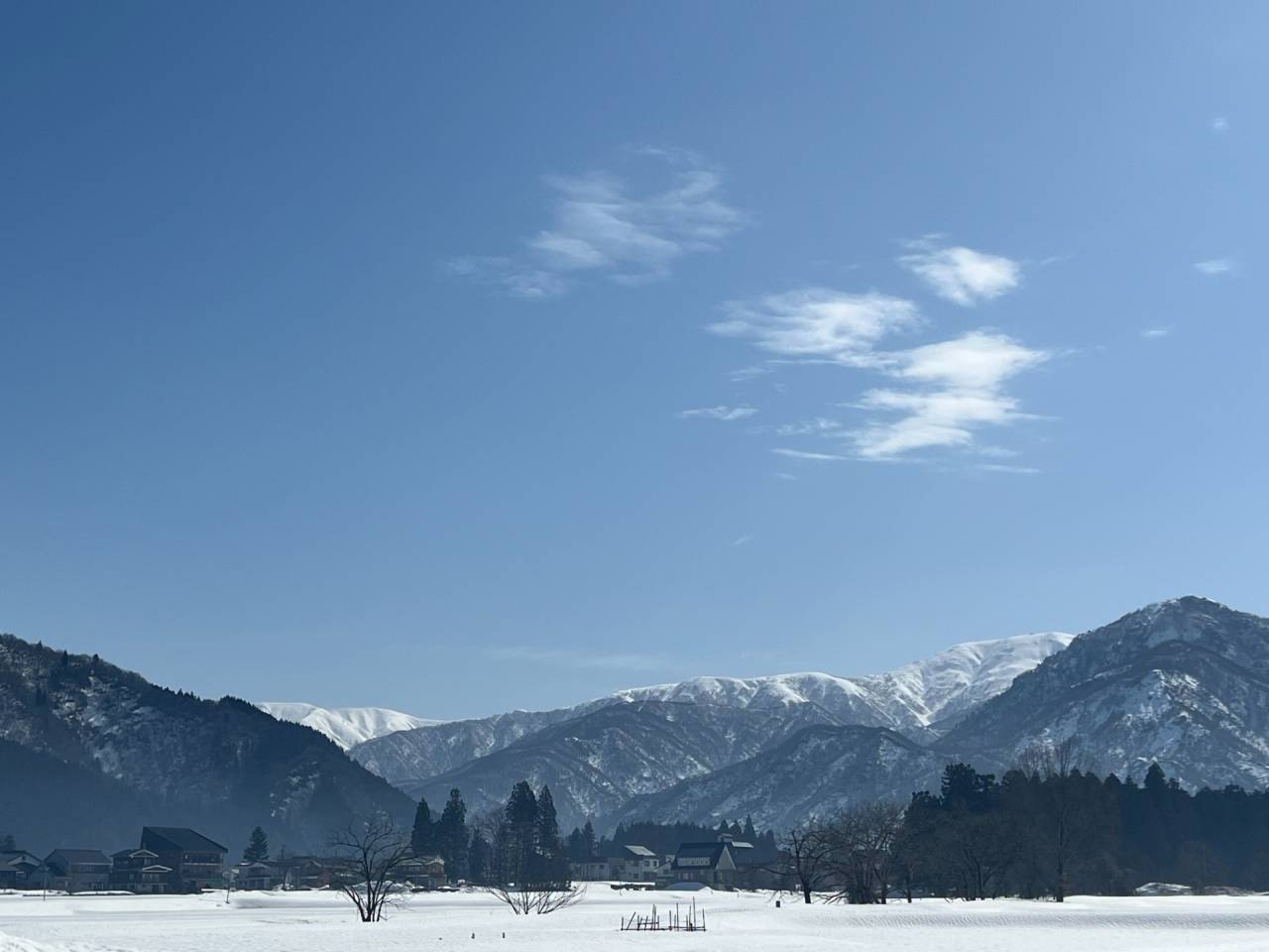 春日和の青空の下、投雪機のメンテナンス｜南魚沼市・五十沢地域の現場より